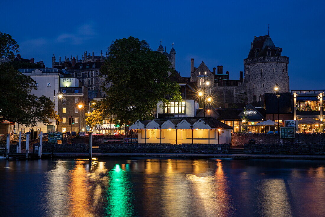 The brasserie of the Sir Christopher Wren Hotel on the River Thames at dusk with Windsor Castle behind, Windsor, Berkshire, England, United Kingdom