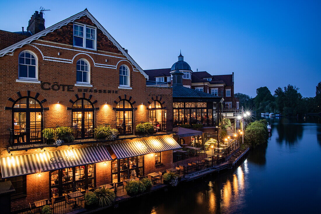 Côte Windsor Brasserie entlang der Themse in der Abenddämmerung, Windsor, Berkshire, England, Vereinigtes Königreich