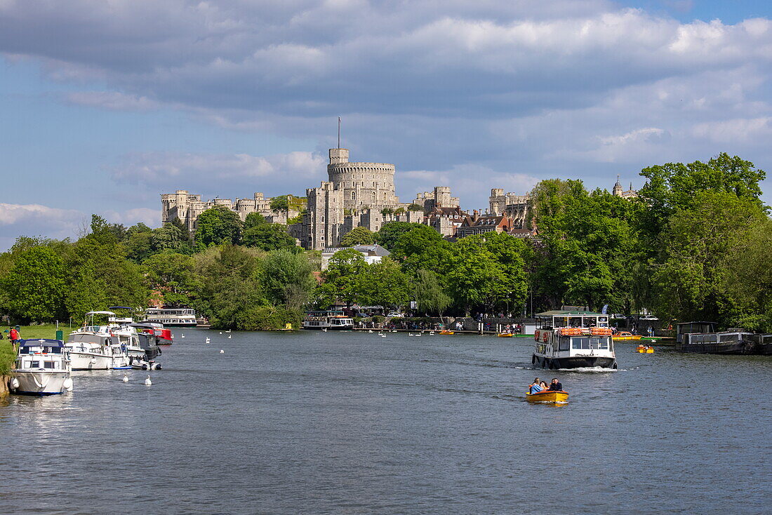 Boote auf der Themse mit Schloss Windsor, Windsor, Berkshire, England, Vereinigtes Königreich