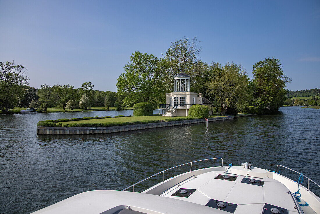 Bug von einem Le Boat Horizon 4 Hausboot entlang dem Henley Royal Regatta Course auf der Themse mit Temple Island, Henley-on-Thames, Oxfordshire, England, Vereinigtes Königreich