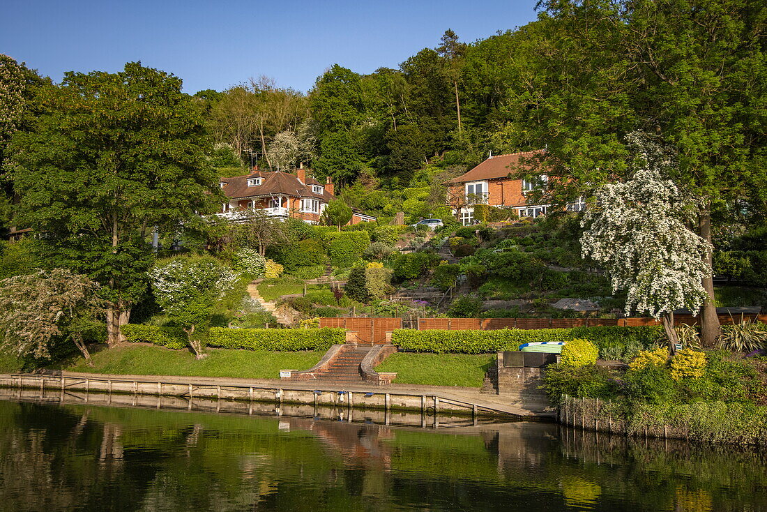 Wohnhäuser entlang der Themse, Marlow, Buckinghamshire, England, Vereinigtes Königreich