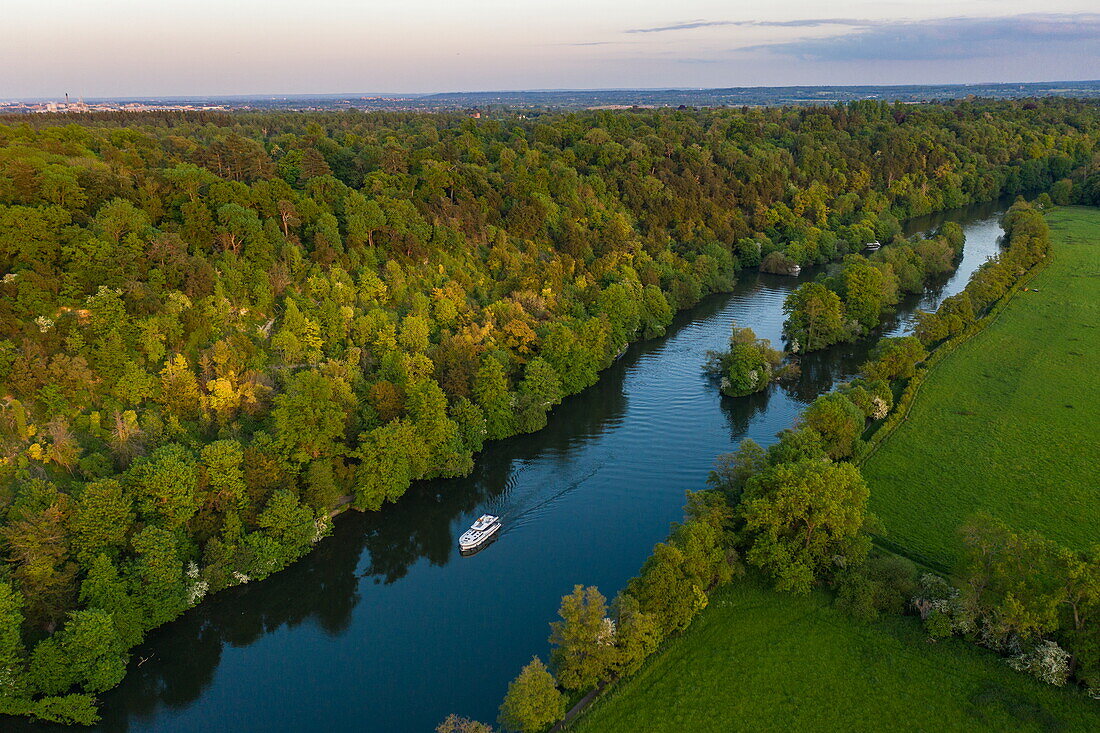 Aerial view of a Le Boat Horizon 4 houseboat on the River Thames with island near Cliveden National Trust, near Maidenhead, Berkshire, England, United Kingdom