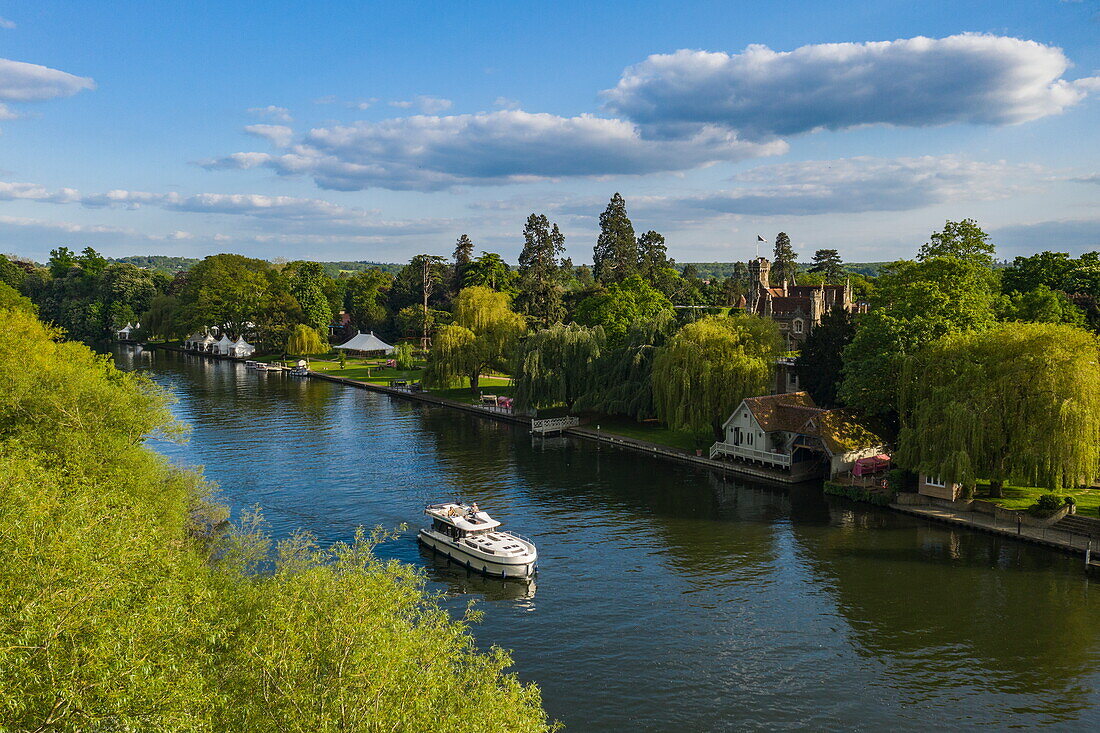 Luftaufnahme von einem Le Boat Horizon 4 Hausboot, am Oakley Court Hotel auf der Themse, Water Oakley, in der Nähe von Windsor, Berkshire, England, Vereinigtes Königreich