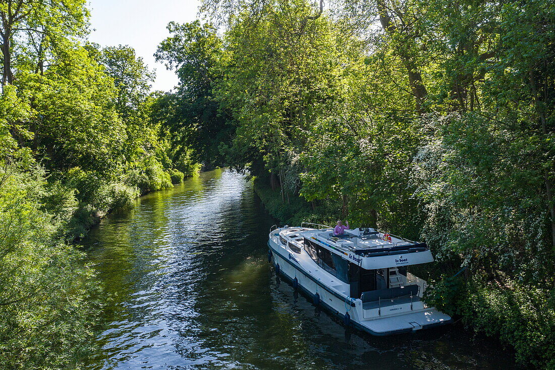 Aerial view of a Le Boat Horizon 4 houseboat moored on the bank of a canal along the River Thames, Cookham, near Maidenhead, Berkshire, England, United Kingdom