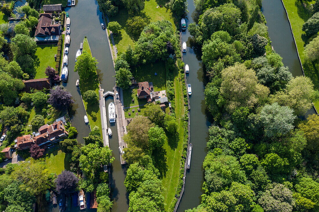 Luftaufnahme von einem Le Boat Horizon 4 Hausboot und  Boote in der Hurley-Schleuse entlang der Themse, Hurley, Nähe von Maidenhead, Berkshire, England, Vereinigtes Königreich