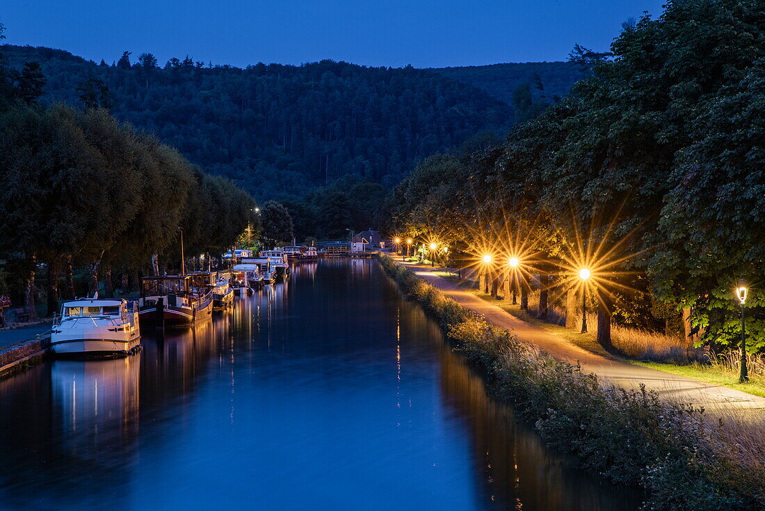 Hausboote vertäut am Canal de la Marne au Rhin in der Abenddämmerung, Lutzelbourg, Moselle, Grand Est, Frankreich