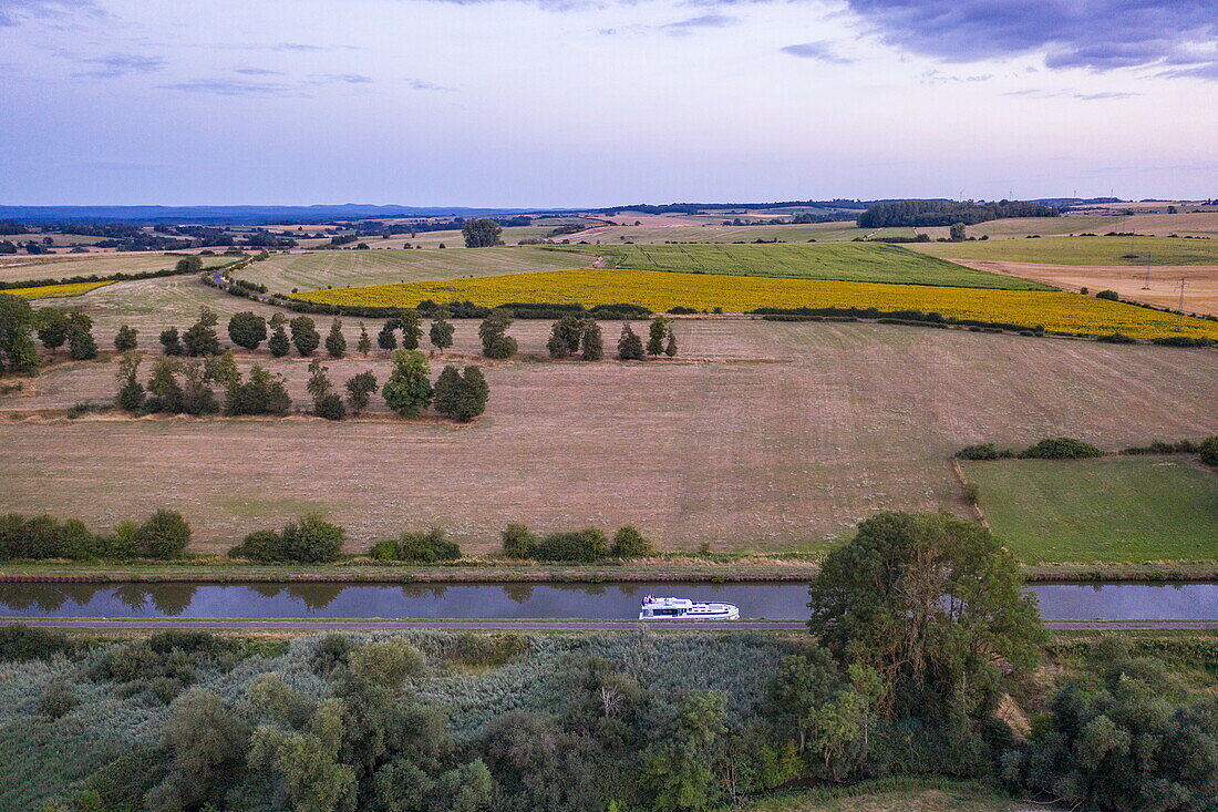 Luftaufnahme von einem Le Boat Horizon 5 Hausboot am Canal de la Marne au Rhin, Gondrexange, Moselle, Grand Est, Frankreich