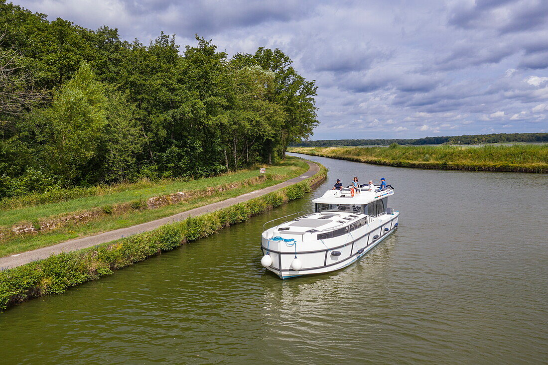Luftaufnahme von einem Le Boat Horizon 5 Hausboot auf dem Canal de la Marne au Rhin, Gondrexange, Moselle, Grand Est, Frankreich