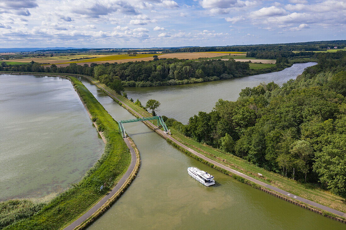 Luftaufnahme von einem Le Boat Horizon 5 Hausboot auf dem Canal de la Marne au Rhin mit dem See Le Petit Étang, Gondrexange, Moselle, Grand Est, Frankreich