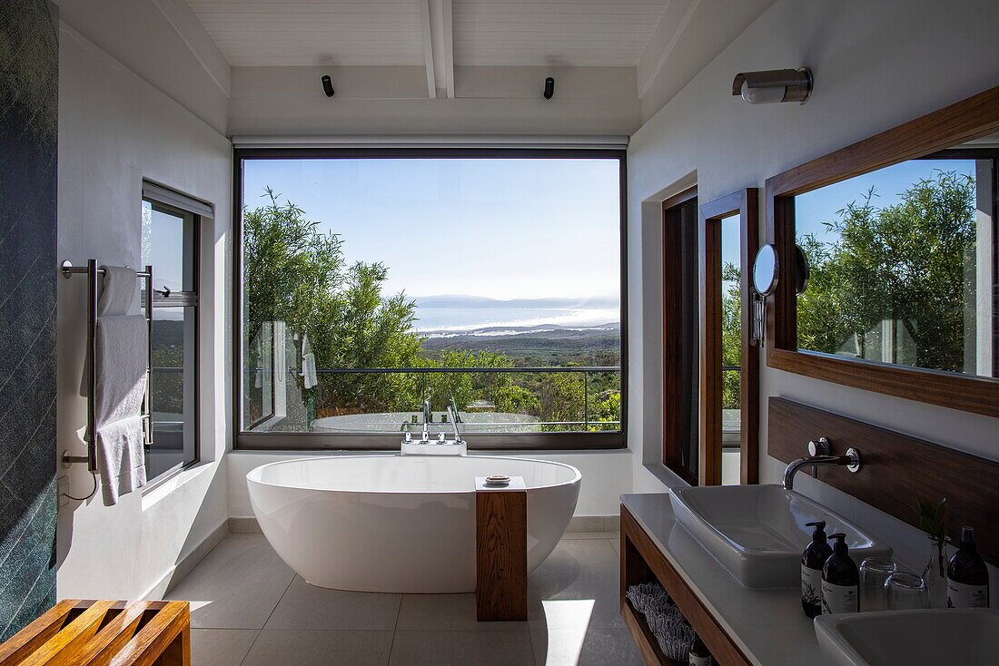 Badezimmer einer Suite in der Forest Lodge, Grootbos Private Nature Reserve, Westkap, Südafrika
