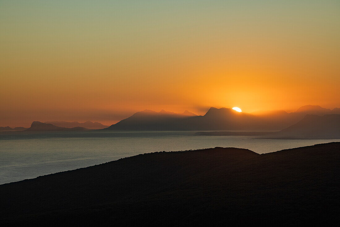 Sonnenuntergang hinter der Walker Bay Nature Reserve, Grootbos Private Nature Reserve, Westkap, Südafrika