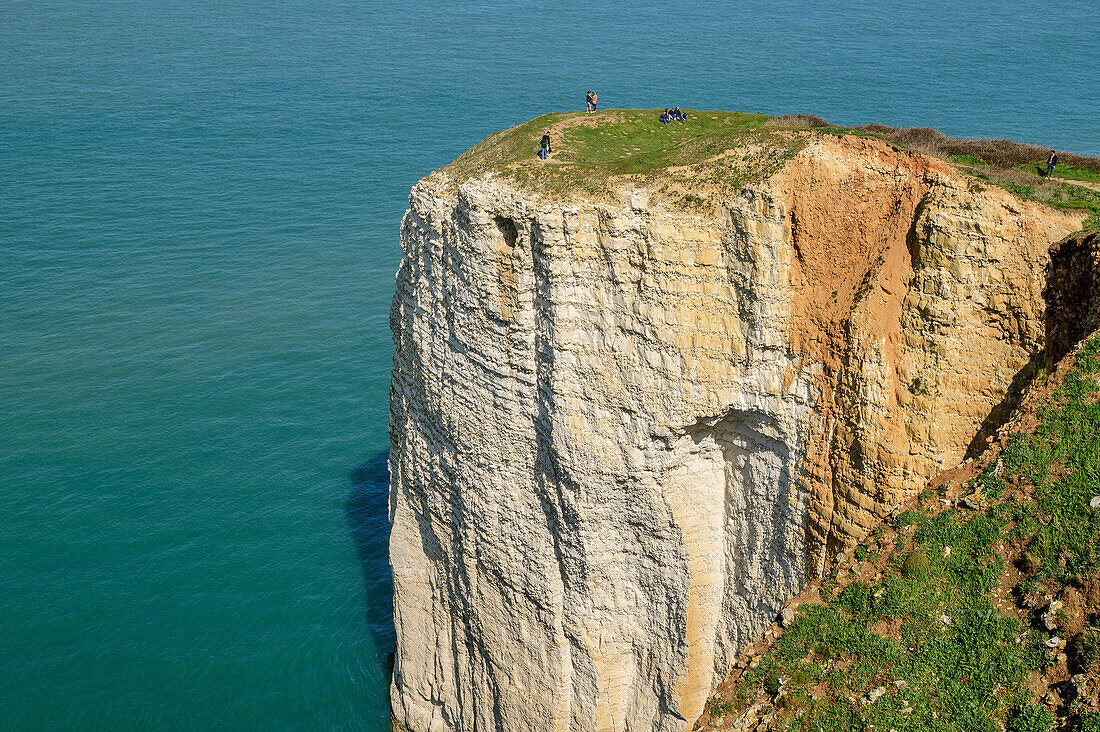 Mehrere Personen stehen auf Kreideklippe über dem Meer, Étretat, GR 21, Côte d'Albatre, Alabasterküste, Atlantikküste, Normandie, Frankreich