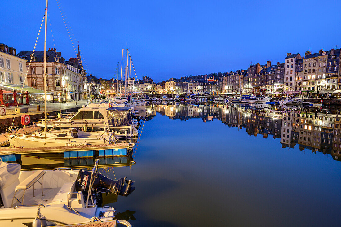 Beleuchteter Hafen mit Schiffen, Vieux Bassin, Honfleur, Atlantikküste, Normandie, Frankreich