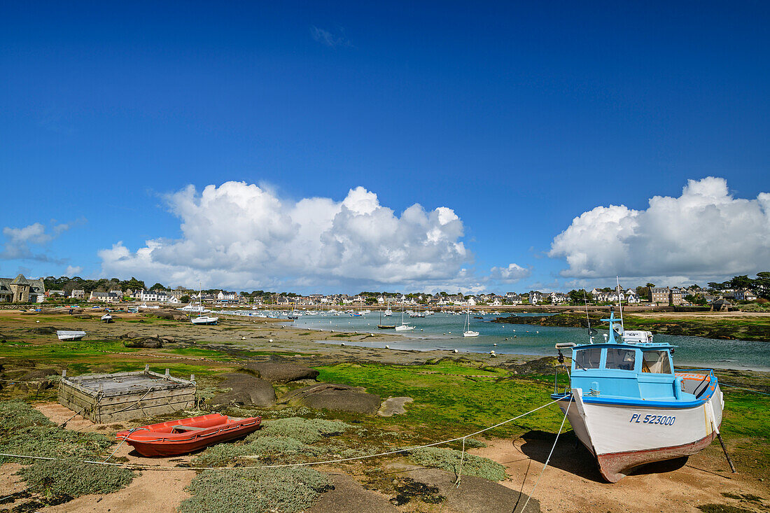 Ortschaft Trégastel mit Booten im Vordergrund, Côte de Granit Rose, Bretagne, Frankreich