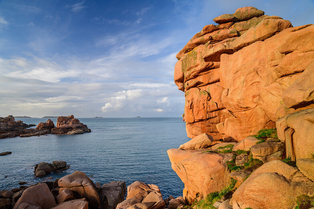 Pink granite rocks by the sea, Côte de Granit Rose, Ploumanac'h, Ploumanach, Brittany, France