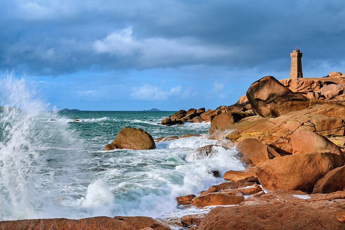 Brandung trifft auf rosafarbene Granitfelsen, Leuchtturm Phare de Men Ruz im Hintergrund, Côte de Granit Rose, Ploumanac'h, Ploumanach, Bretagne, Frankreich