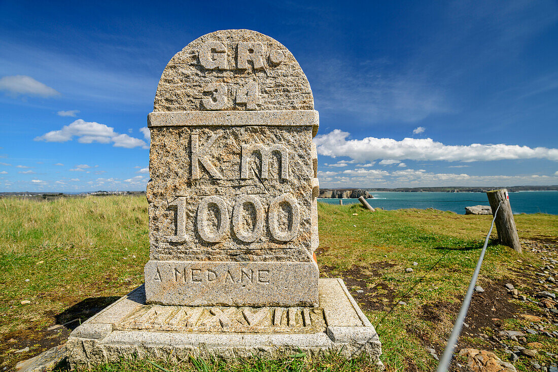 1000-Kilometer-Stein für den GR 34, Pointe de Pen-Hir, GR 34, Zöllnerweg, Sentier Côtier, Halbinsel Crozon, Atlantikküste, Bretagne, Frankreich