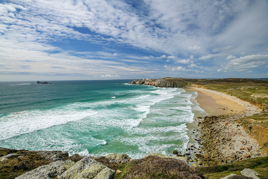 Brandung läuft auf den Strand Plage de Pen Hat, Camaret-sur-Mer, GR 34, Zöllnerweg, Sentier Côtier, Halbinsel Crozon, Atlantikküste, Bretagne, Frankreich