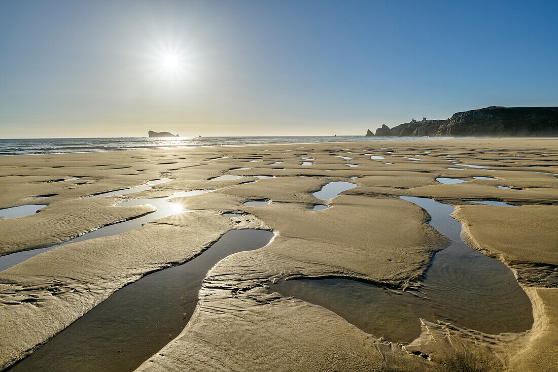 Tide pools on Plage de Pen Hat beach, Camaret-sur-Mer, GR 34, Zöllnerweg, Sentier Côtier, Crozon peninsula, Atlantic coast, Brittany, France