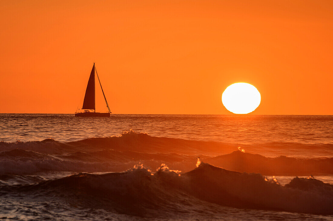 Segelboot fährt in den Sonnenuntergang, Pointe du Toulinguet, Camaret-sur-Mer, GR 34, Zöllnerweg, Sentier Côtier, Halbinsel Crozon, Atlantikküste, Bretagne, Frankreich
