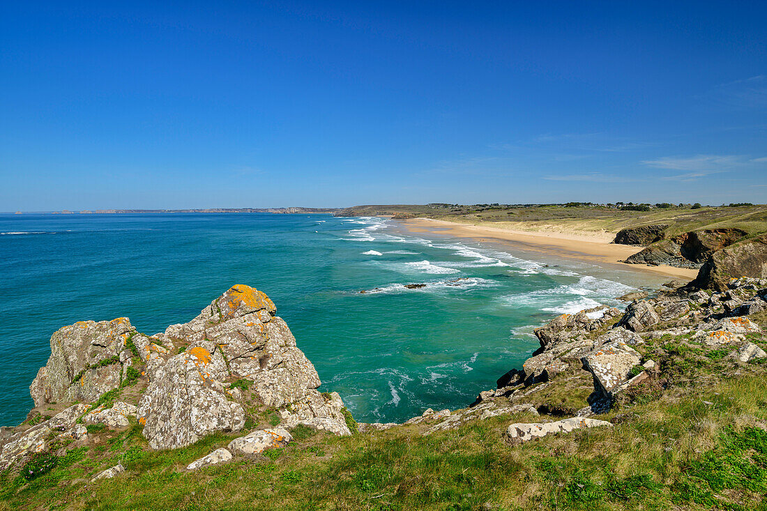 Blick auf Strand Plage de la Palue, GR 34, Zöllnerweg, Sentier Côtier, Halbinsel Crozon, Atlantikküste, Bretagne, Frankreich