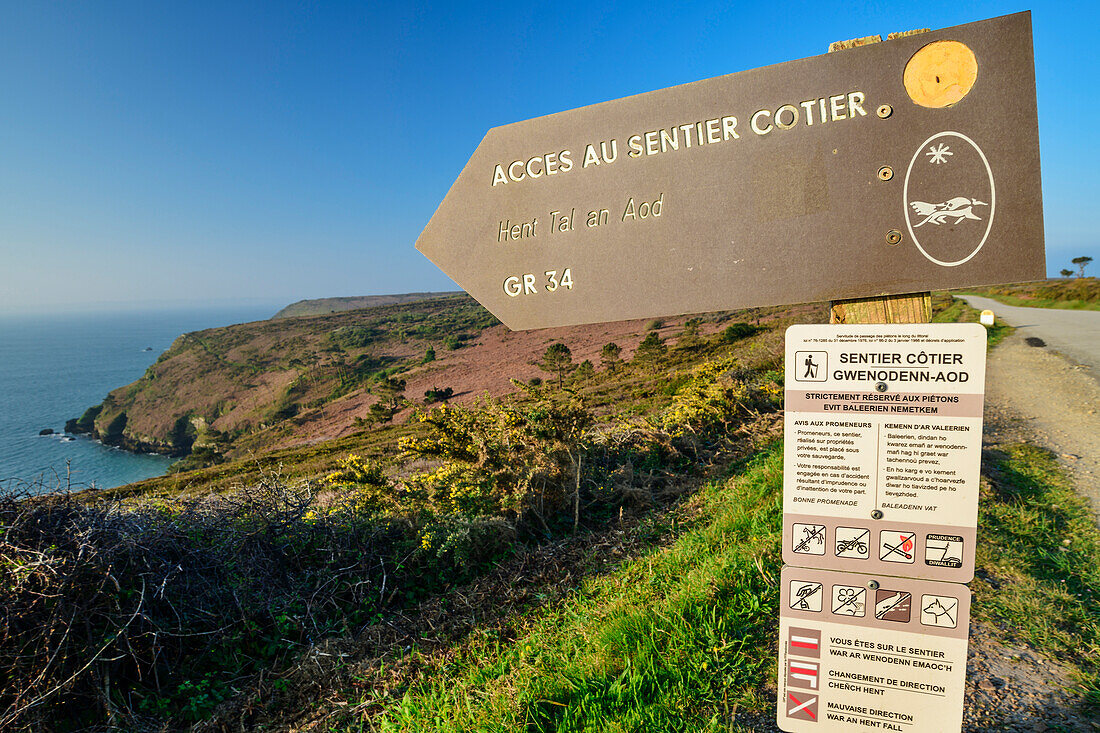Hiking trail sign for the Zöllnerweg with the sea in the background, GR 34, Zöllnerweg, Sentier Côtier, Crozon peninsula, Atlantic coast, Brittany, France
