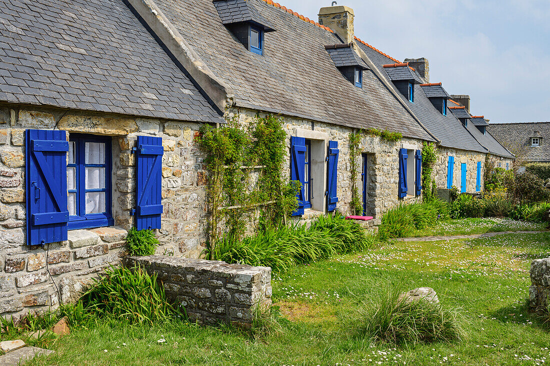 Bretonische Häuser in Rostudel, GR 34, Zöllnerweg, Sentier Côtier, Halbinsel Crozon, Atlantikküste, Bretagne, Frankreich