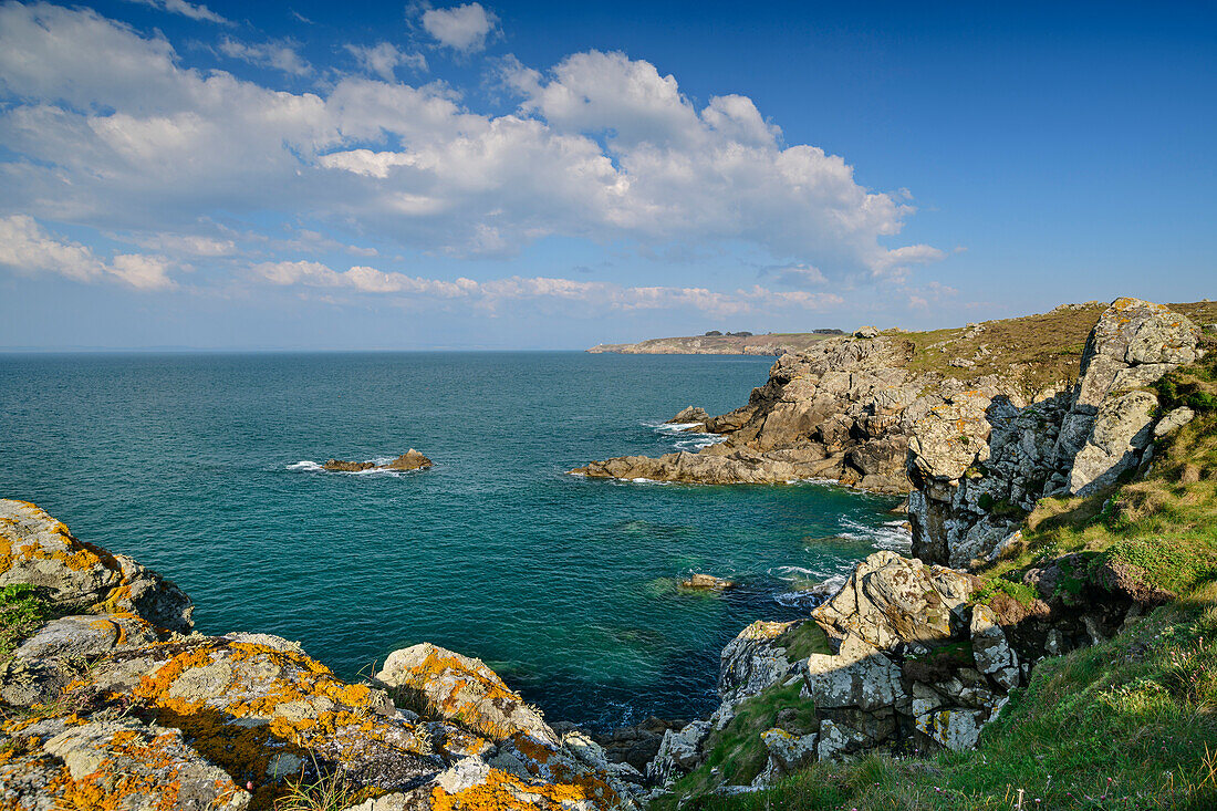 View of the rocky coast of Cap Sizun, Cap-Sizun, GR 34, Zöllnerweg, Brittany, France