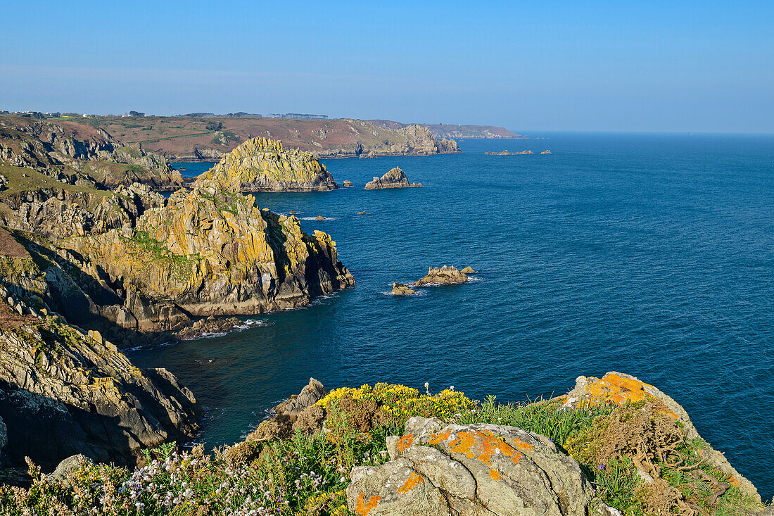 View of cliffs with rocky islands at Cap Sizun, Cap-Sizun, GR 34, Zöllnerweg, Brittany, France