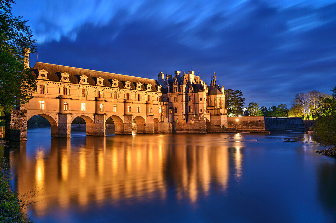 Beleuchtetes Schloss Château de Chenonceau mit dem Fluss Cher, Loire-Schlösser, Loiretal, UNESCO Welterbe Loiretal, Frankreich