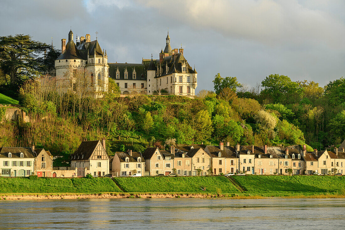 Schloss Château de Chaumont über der Loire und dem Ort Chaumont, Loire-Radweg, Loire-Schlösser, Loiretal, UNESCO Welterbe Loiretal, Frankreich