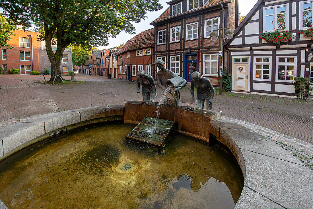 Nienburg, der 1998 geschaffene Spargelbrunnen von Helge Michael Breig (1i930-2020) symbolisiert die Bedeutung der Stadt als Zentrum des Spargelanbau, Niedersachsen, Deutschland