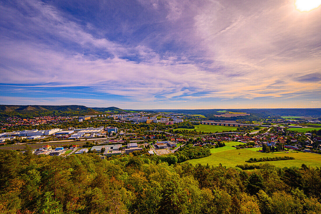 Blick über Jena Lobeda mit der Autobahn A4 vom Steinbruch Mönchsberg im Herbst bei Schleierwolken, Jena, Thüringen, Deutschland