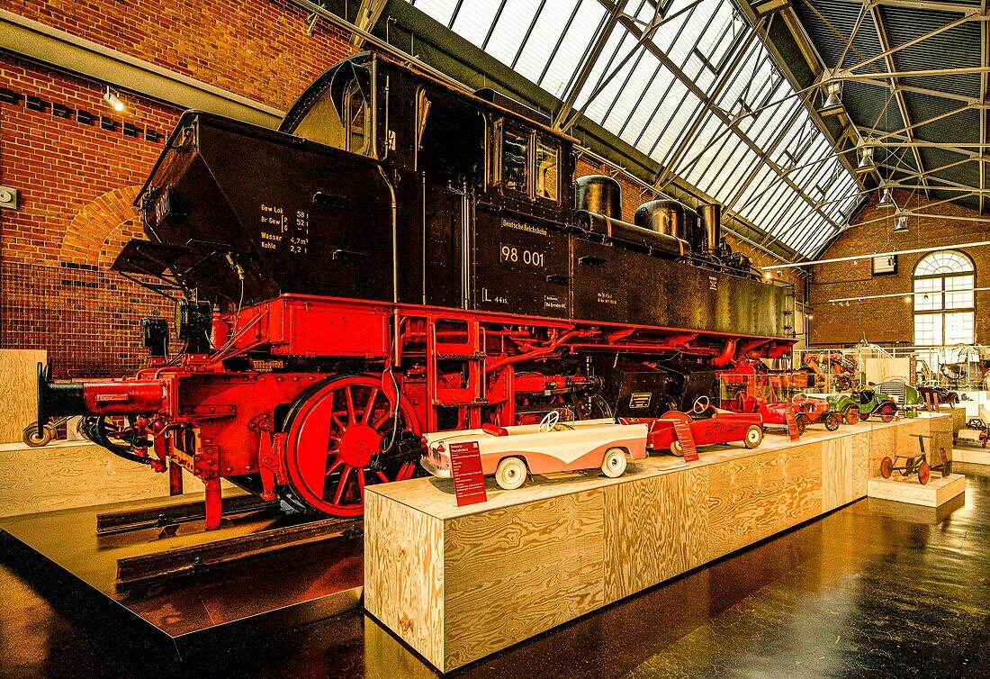 Industriemuseum Chemnitz: Dampflokomotive der Baureihe 98.0 der Königlich Sächsischen Staatseisenbahnen (1910 - 1914) und Tretautos  aus den 1960er Jahren, Chemnitz, Sachsen, Deutschland