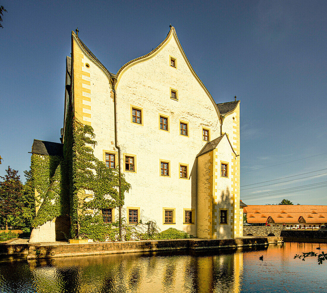 Klaffenbach moated castle with a view over the castle moat and to the gate building, Chemnitz, Saxony, Germany