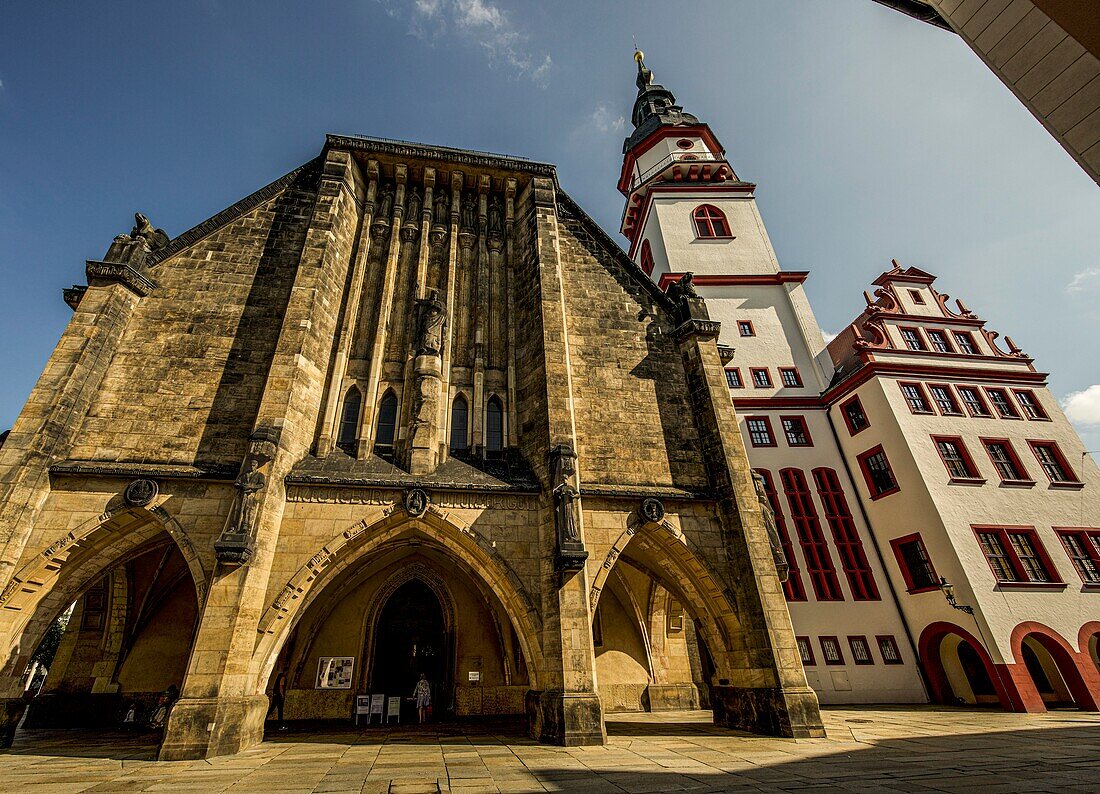 Jakobikirche (13 Jh.) und Altes Rathaus (15. Jh.) in der Altstadt von Chemnitz, Sachsen, Deutschland