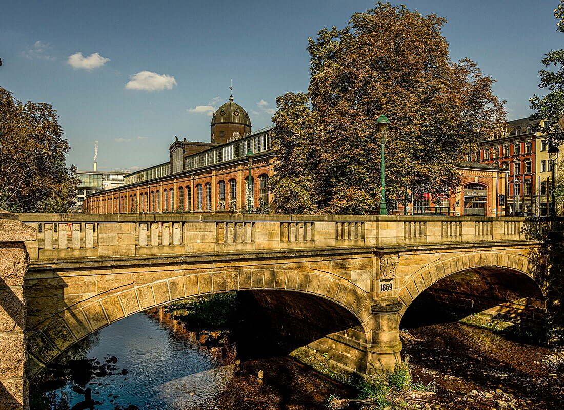 Beer Bridge from 1869 over the Chemnitz River, in the background the market hall from 1891, Chemnitz, Saxony, Germany