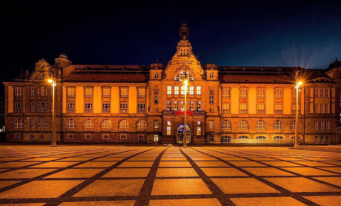 König-Albert-Museum aus dem Jahr 1908 am Theaterplatz in Chemnitz im Laternenlicht, Sachsen, Deutschland