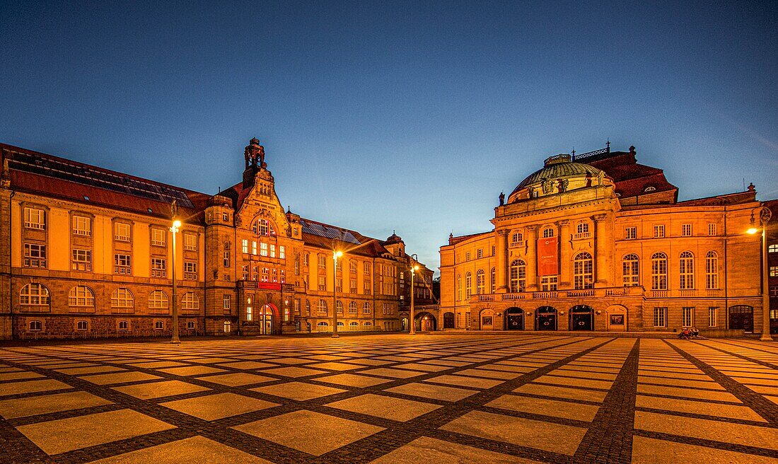 Opernhaus und König-Albert-Museum (1909) am Theaterplatz im Abendlicht, Chemnitz, Sachsen, Deutschland