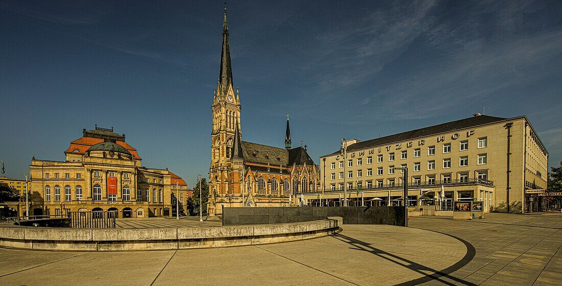 Theaterplatz in Chemnitz: Opernhaus (1909), St. Petrikirche (1888) und Grandhotel Chemnitzer Hof (1930), Sachsen, Deutschland