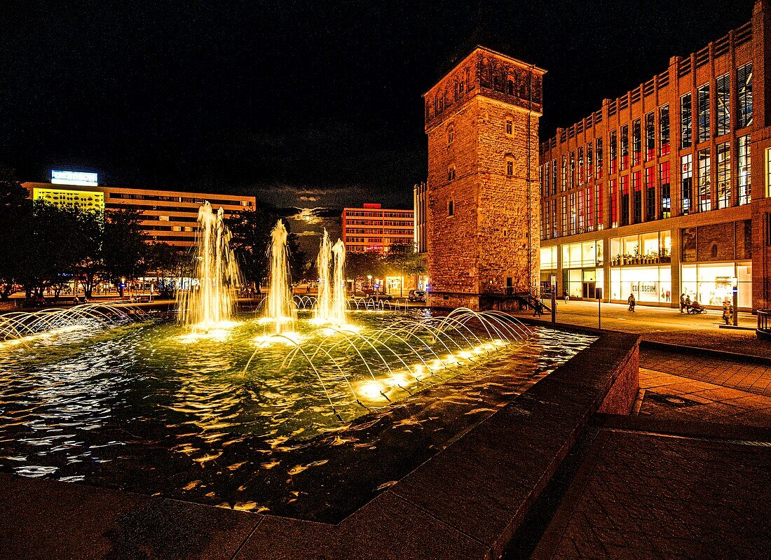 Abendstimmung in Chemnitz: Roter Turm, Brunnen und Galerie Roter Turm im Laternenlicht und bei Mondschein, Sachsen, Deutschland