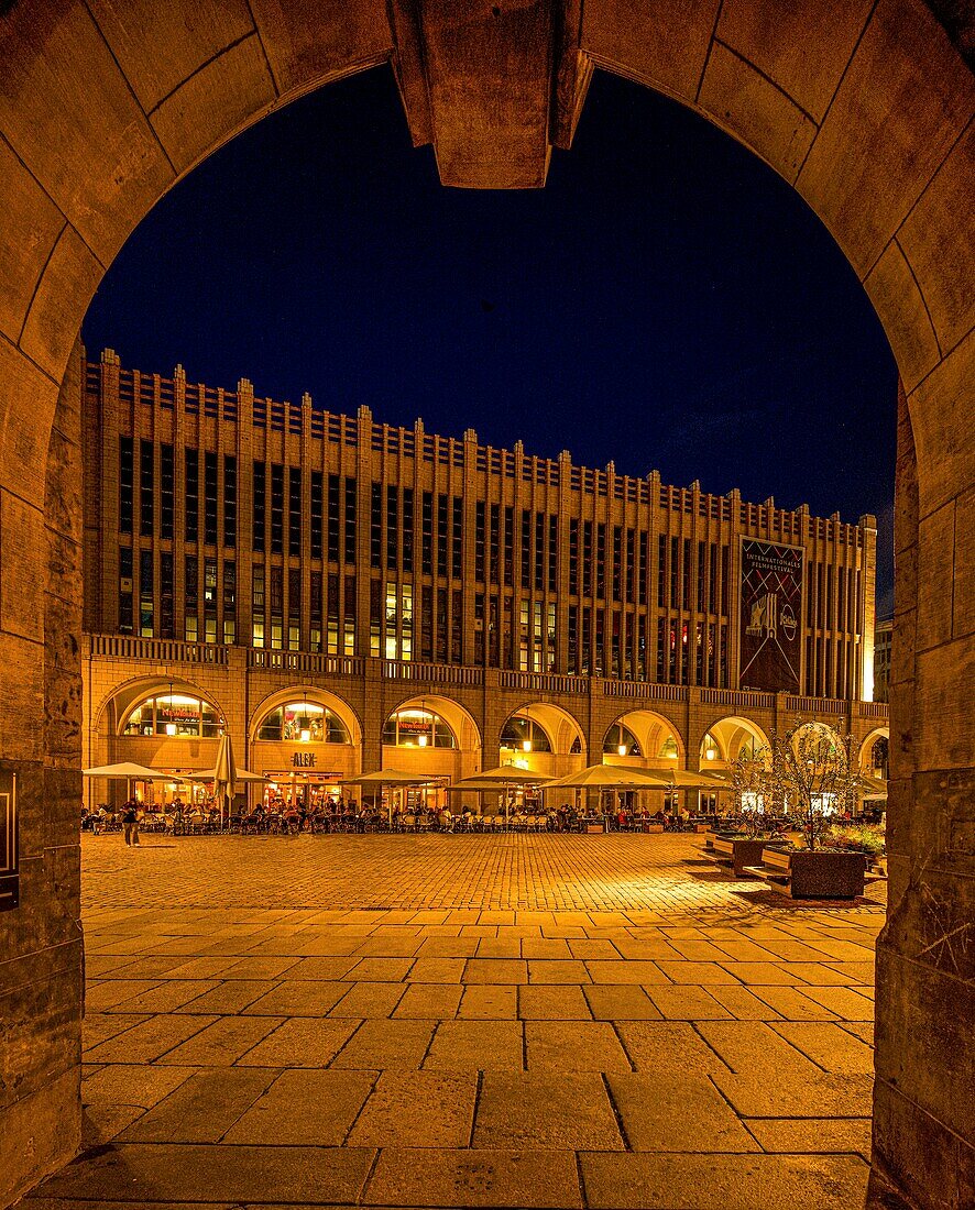 Abendstimmung vor den Cafés und Restaurants der Galerie Roter Turm, Chemnitz, Sachsen, Deutschland