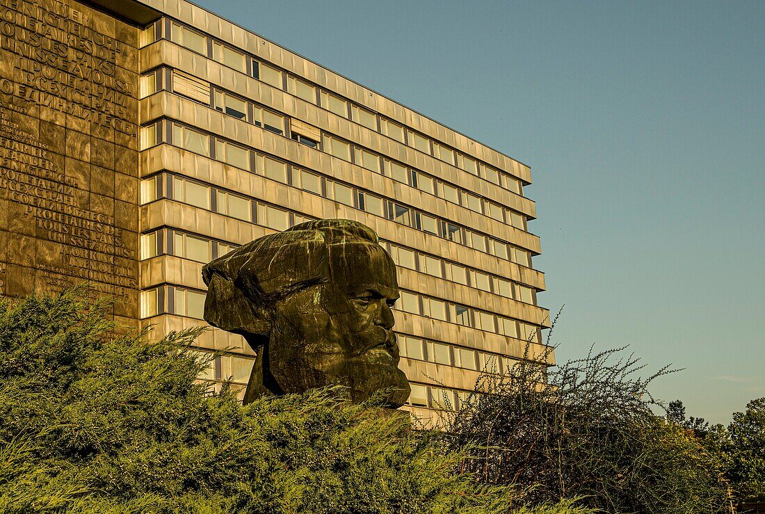 Karl-Marx-Monument des Bildhauers Lew Kerbel (1971) vor dem ehemaligen Gebäude des Rates des Bezirkes, Chemnitz, Sachsen, Deutschland