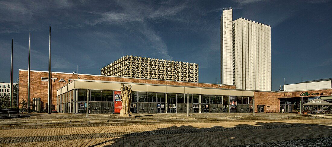 Chemnitz town hall with hotel high-rise (1974) and the statue group &quot;Dignity, Beauty and Pride of Man in Socialism&quot;, Chemnitz, Saxony, Germany