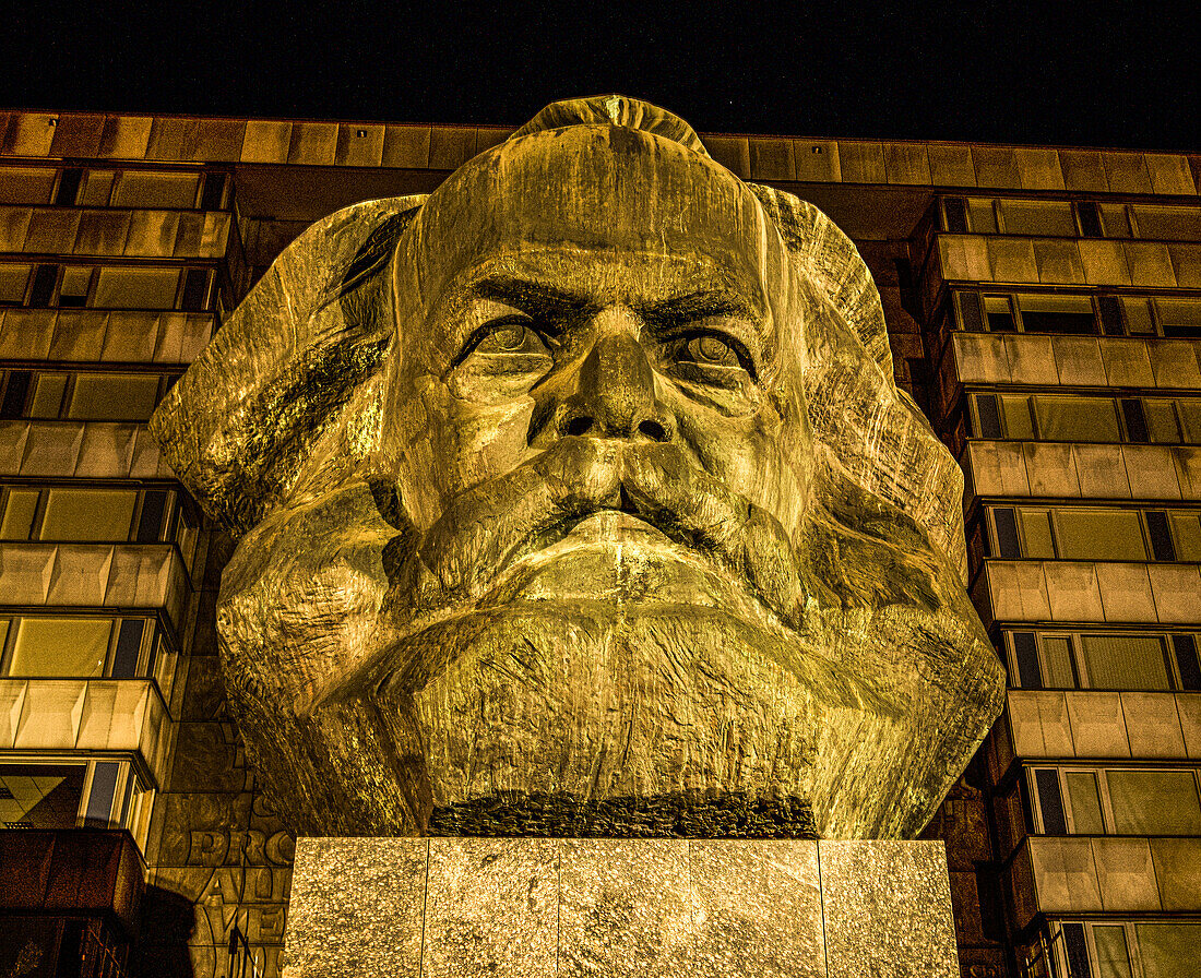 Karl-Marx-Denkmal des sowjetischen Bildhauers Lew Kerbel (1971) im Stadtzentrum von Chemnitz bei Nacht, Sachsen, Deutschland