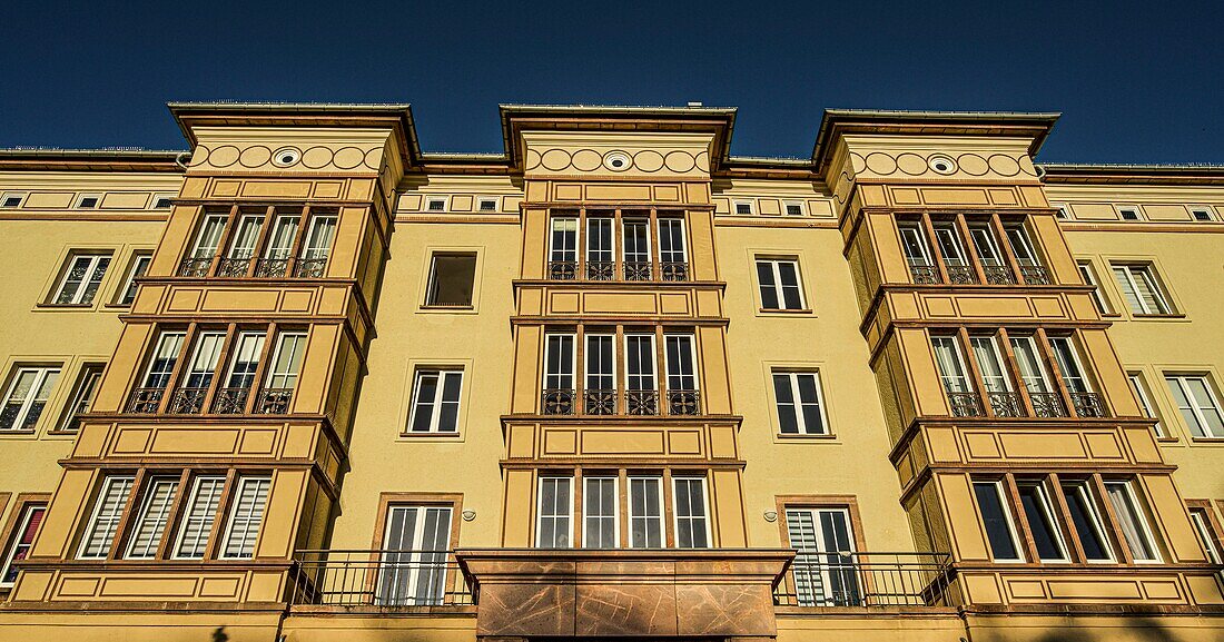 DDR-Architektur in Chemnitz: Mietshaus in der Reitbahnstraße, errichtet nach den Zerstörungen im Zweiten Weltkrieg in traditioneller Architektur, Sachsen, Deutschland