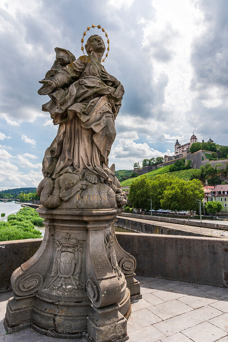 Figur der Jungfrau Maria auf der Alten Mainbrücke in in Würzburg, Unterfranken, Franken, Bayern, Deutschland