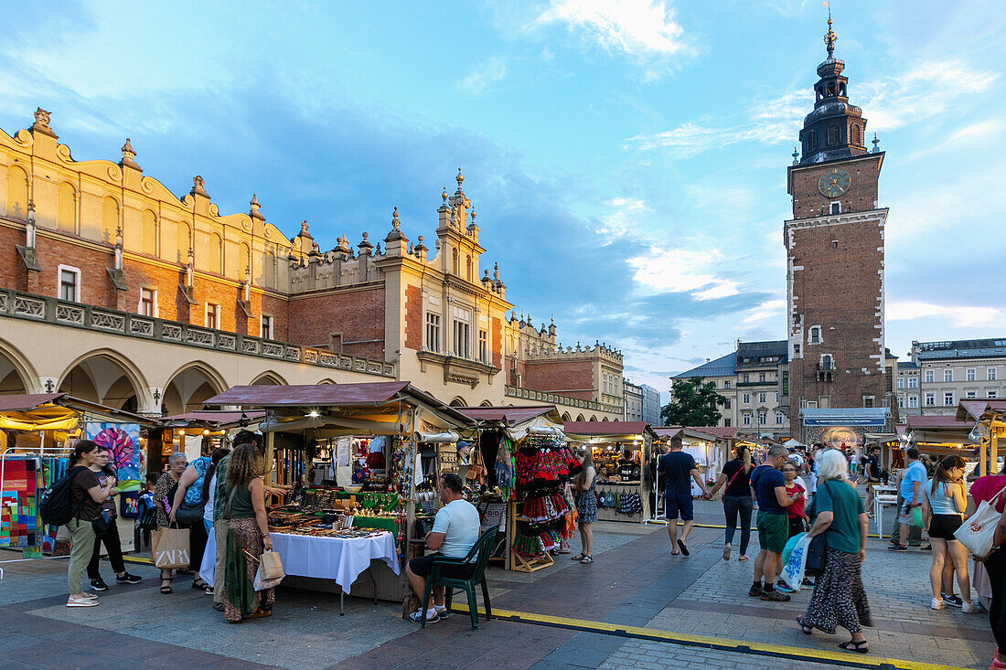 Rynek Glówny mit Tuchhallen (Sukienice), Marktständen und Rathausturm in der Altstadt von Kraków in Polen