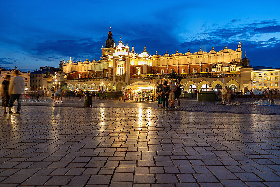 Rynek Glówny mit Tuchhallen (Sukienice) und Rathausturm im Abendlicht in der Altstadt von Kraków in Polen