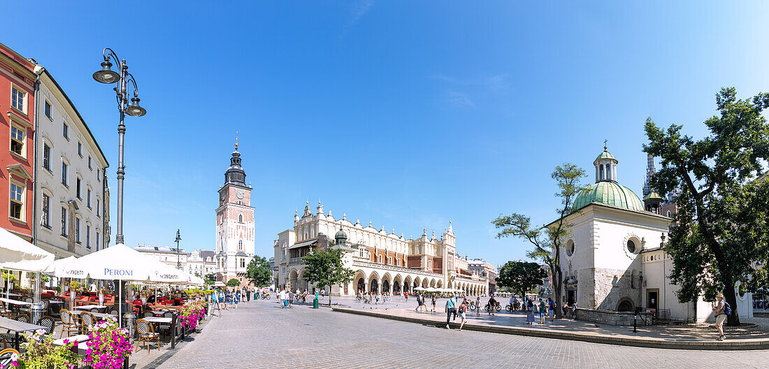 Rynek Glówny mit Tuchhallen (Sukienice), Rathausturm und Adalbertkirche (Kościół Świętego Wojciecha) in der Altstadt von Kraków in Polen
